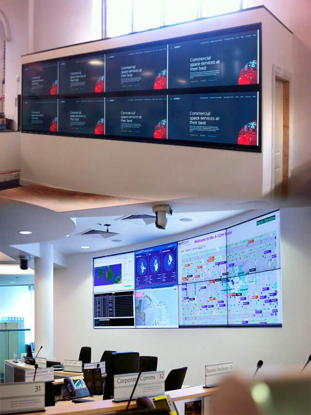 Videowall de 2 pantallas curvas verticales por 4 horizontales ancladas a la pared Videowall de 2 pantallas curvas verticales por 4 horizontales ancladas a la pared